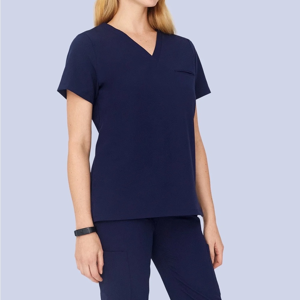 Scrub tops ⭐️ multiple